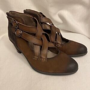 EARTH Size 8.5 Amber Brown Leather Criss Cross Strap Ankle Bootie Heel Shoes
